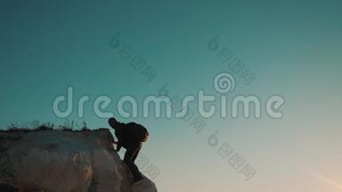 一位游客在日落探险时爬上山顶的<strong>剪影</strong>。 <strong>剪影</strong>生活方式